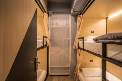 Cama en dormitorio femenino de 4 camas — Sleep Box Patong Hostel