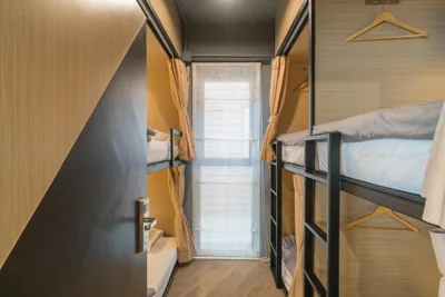 Cama en dormitorio mixto de 6 camas — Sleep Box Patong Hostel